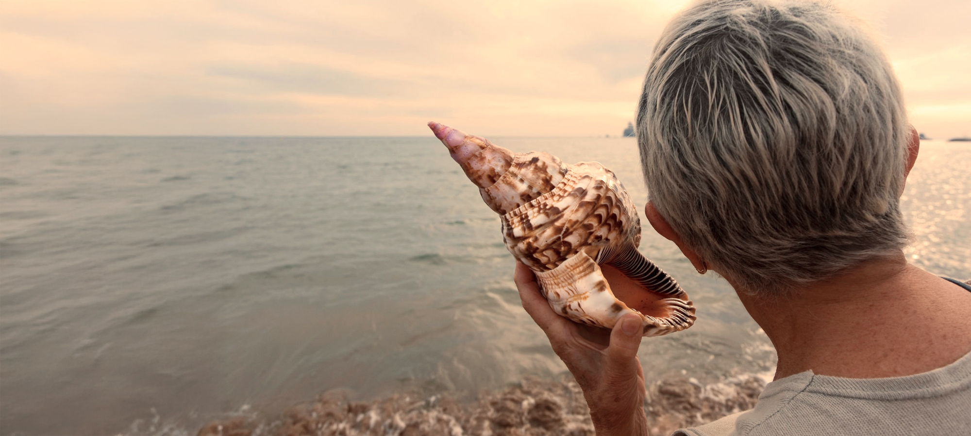 Frau mit Muschel am Ohr